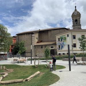 Vitoria-Gasteiz náměstí u kostela_foto Kateřina Eklová.JPG